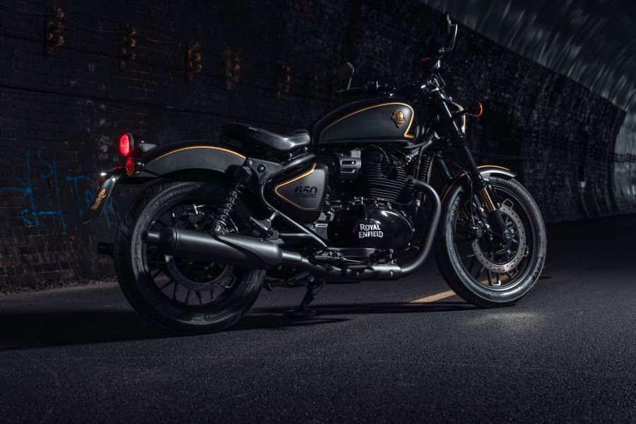 Lateral derecho de una moto Royal Enfield Shotgun 650 Rough Crafts