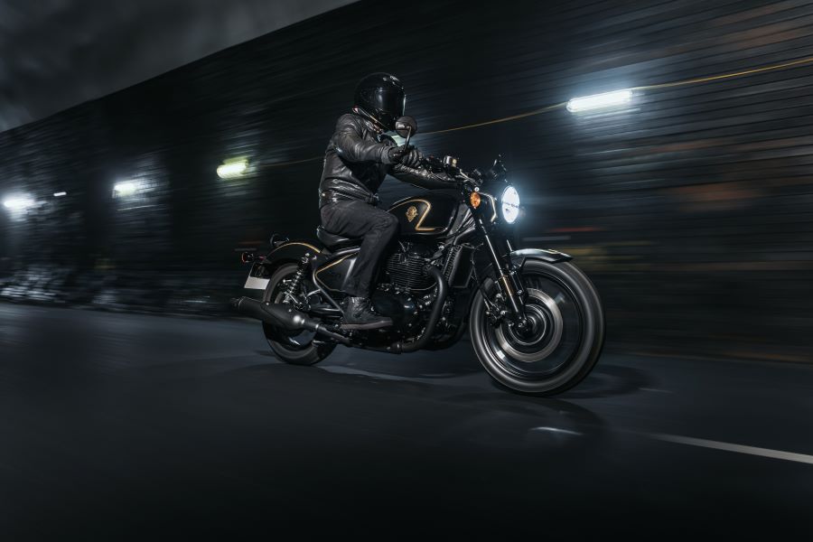 Royal Enfield Shotgun 650 Rough Crafts: solo 100 unidades Una moto Royal Enfield Shotgun 650 Rough Crafts dentro de un túnel carretero