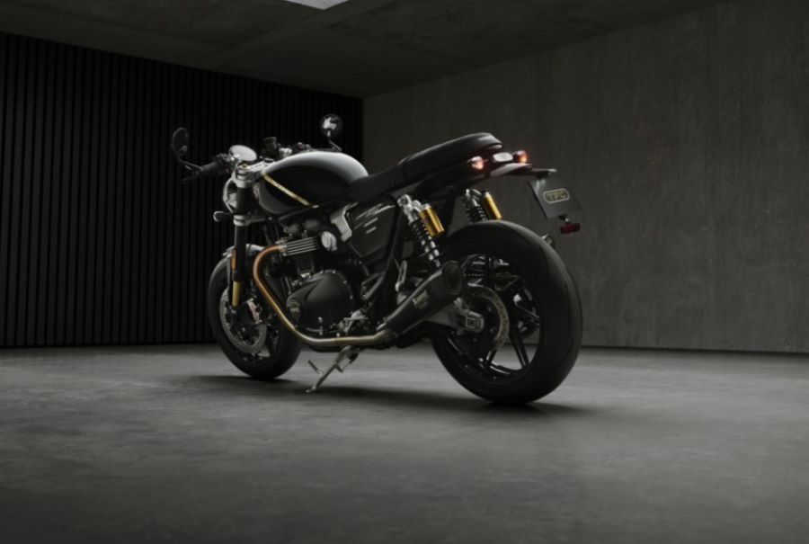 Lateral izquierdo en perspectiva trasera de una Triumph Speed Twin 1200 TFC