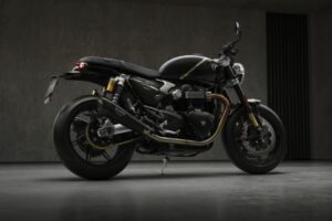 Lateral derecho en perspectiva de una moto Triumph Speed Twin 1200 TFC