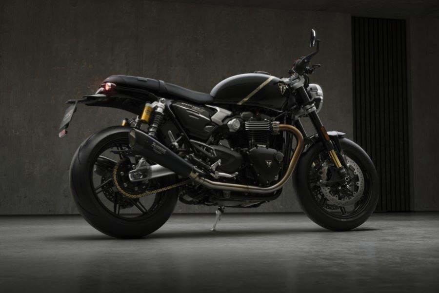 Lateral derecho en perspectiva de una moto Triumph Speed Twin 1200 TFC