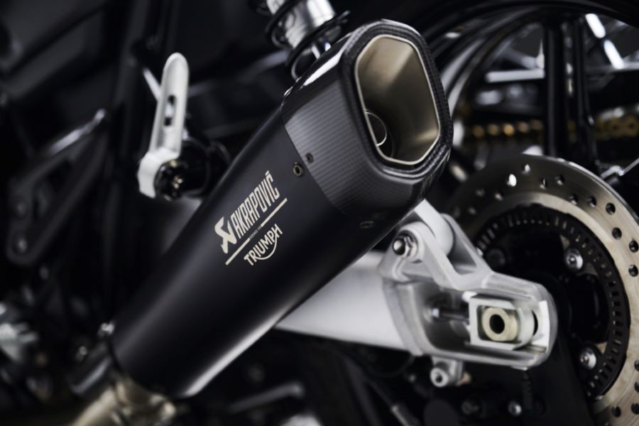 Silenciador y rueda trasera de una moto Triumph Speed Twin 1200 TFC