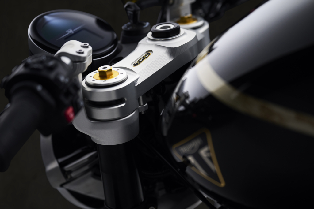tija y tablero esférico de una moto Triumph Speed Twin 1200 TFC