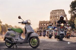 En primer plano,una Vespa Edizione Ottentisimo. Al fon una caravana de Vespas por Roma.