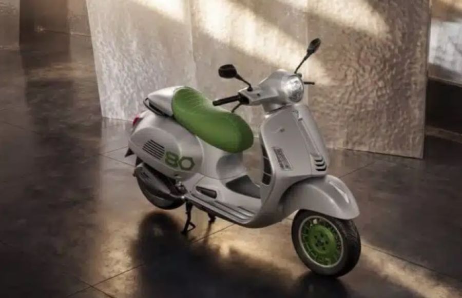 Vista cenital de una Vespa Edizione Ottantesimo