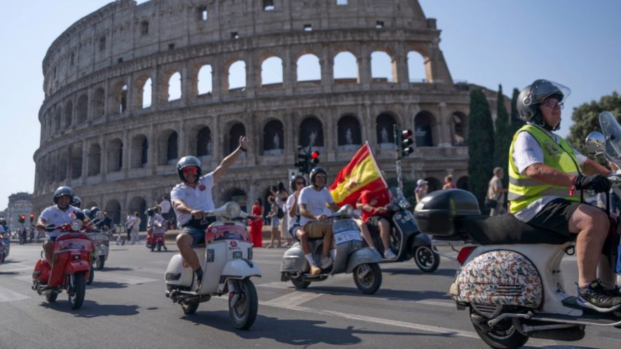 Una caravana de Vespas por Roma