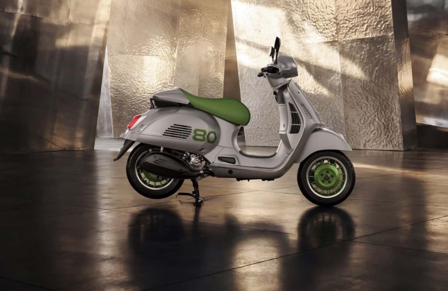 Lateral derecho de una Vespa Edizione Ottantesimo