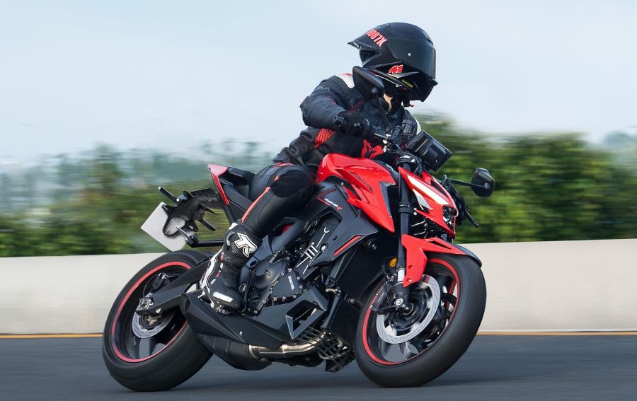 Una moto Zontes 703R ETC roja circula por una ruta