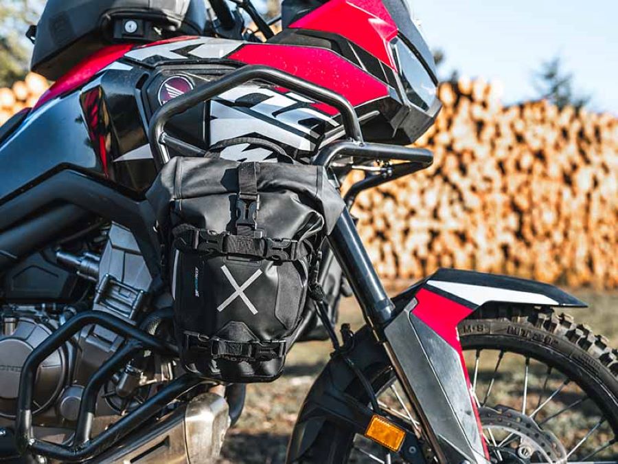 Una moto calzada con las bolsas para defenca de Shad