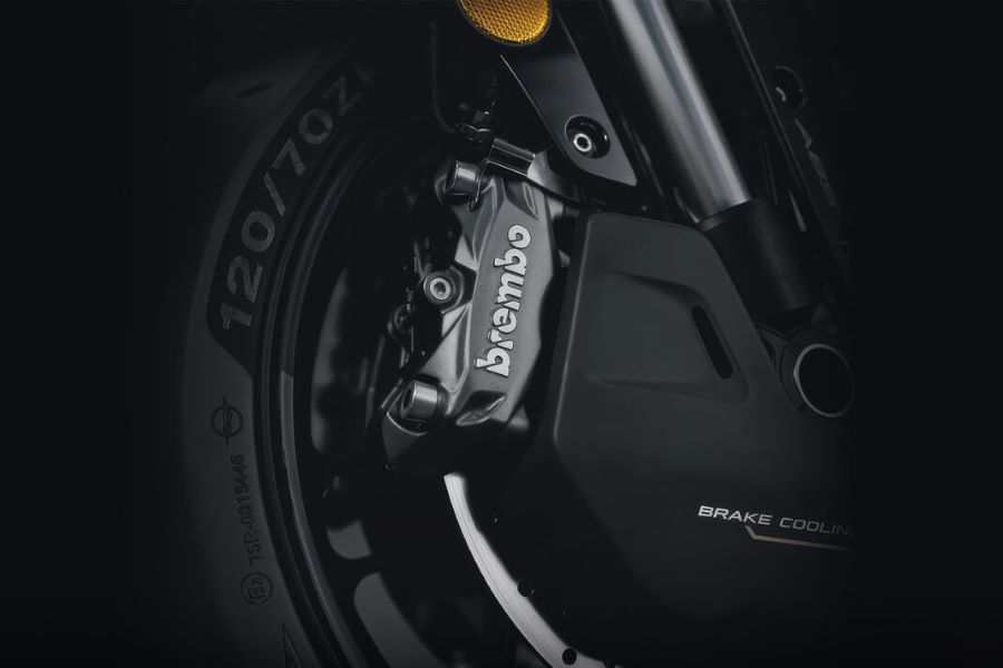 Brembo no eligió un proveedor: eligió el futuro de CFMOTO Primer plao de un sistema de frenos Brembo