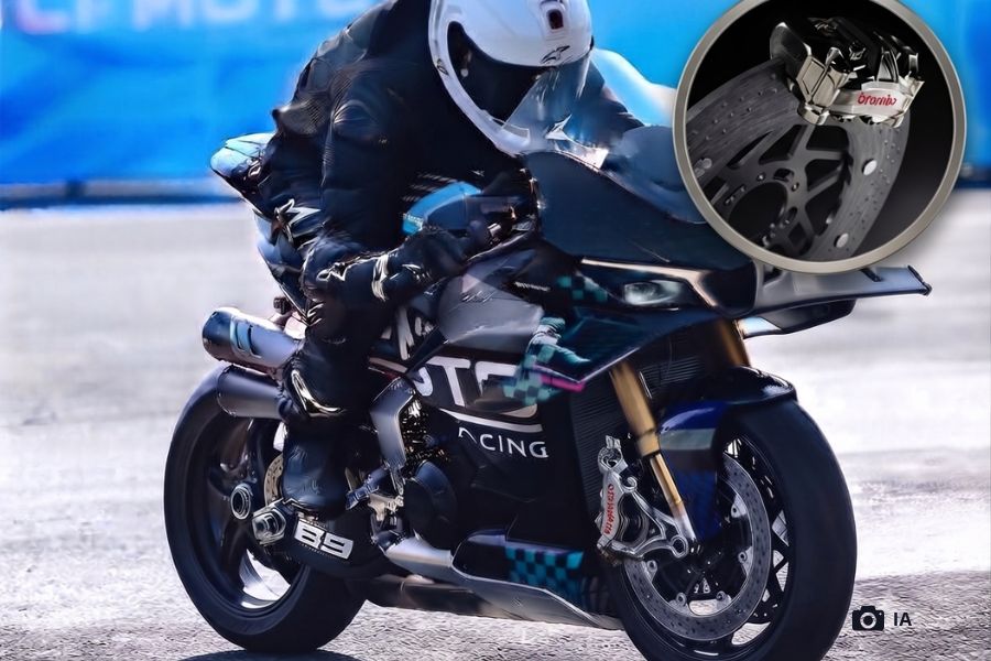 Una moto de competición CFMoto y en círculo su sistema de freno Brembo