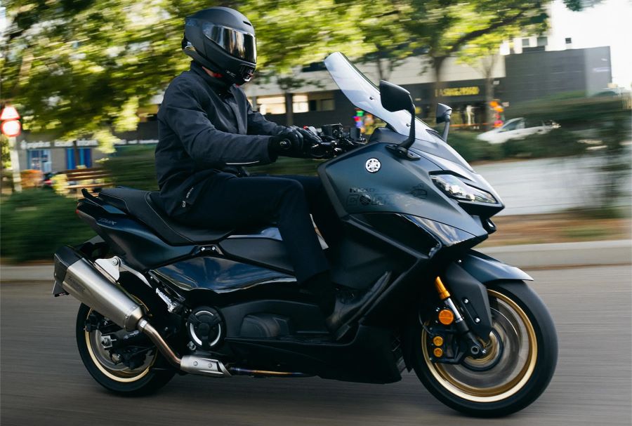 Casco ZYON: el primer casco que protege más que la cabeza un motociclista se traslada en un scooter con un casco Zyon