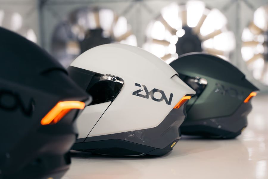 Casco ZYON: el primer casco que protege más que la cabeza Tras cascos Zyon: de fondo el túnes del viento