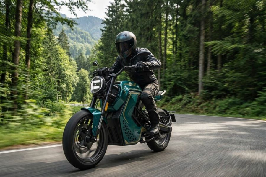 Charged Ndara deja una señal para toda la industria eléctrica Una moto eléctrica Charged Ndara transita una ruta boscosa