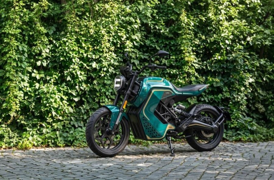 Charged Ndara deja una señal para toda la industria eléctrica Una moto eléctrica Charged Ndara posa delante de una pared cubierta de follaje muy verde