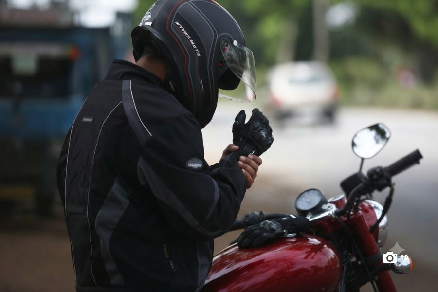 Dolores por andar en moto | Guía para identificar causas Un motociclista se toma su muñeca con dolor