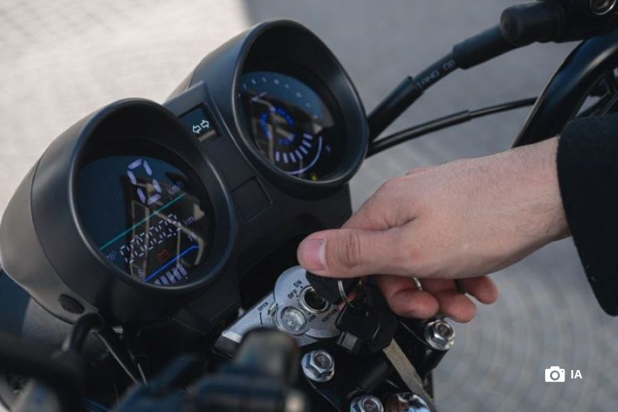 Consumo de la Motomel S2 ¿Cuánto gasta y cuánto rinde? Una mano acciona la llave de encendido de una moto