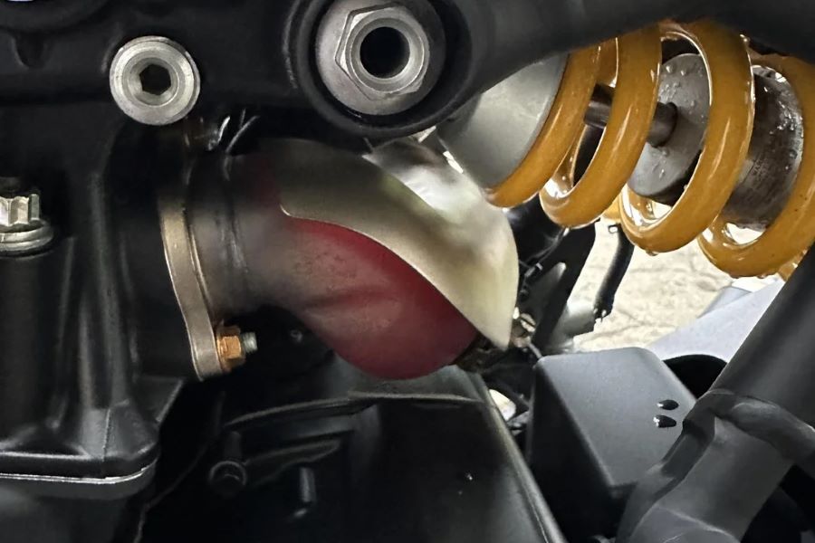 ¿Por qué el escape de mi moto se pone rojo? | Causas y riesgos parte inicial de un escape de moto recalentado