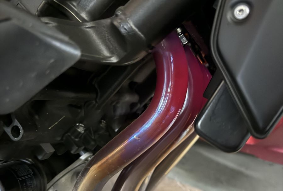 ¿Por qué el escape de mi moto se pone rojo? | Causas y riesgos Un escape de moto al rojo vivo