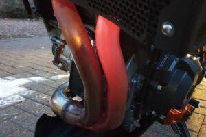 Vista de un escape de moto al rojo vivo
