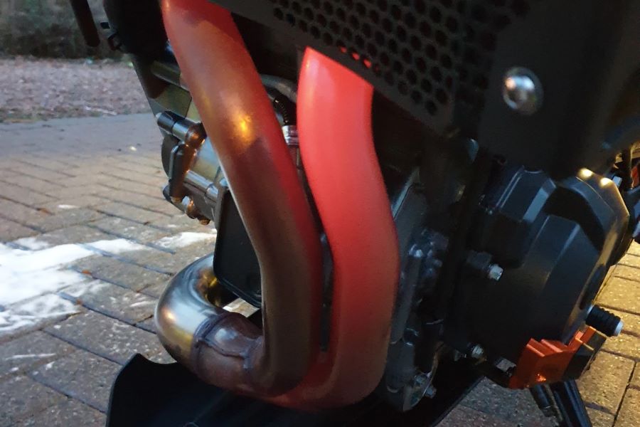 Vista de un escape de moto al rojo vivo
