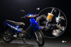 Una típica moto CUB azul. en círculo un filtro de nafta para ese vehículo.