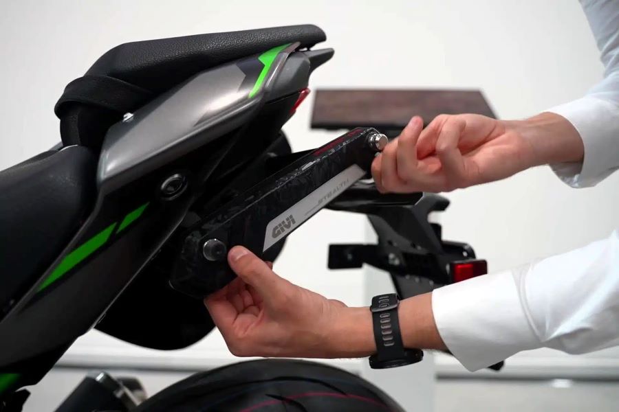 una persona instala el soporte para equipaje GIVI Stealth