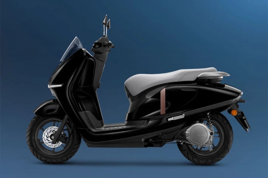 Honda y Yamaha: por qué la batalla eléctrica comienza en Asia Lateral izquierdo de un scooter Honda UC3