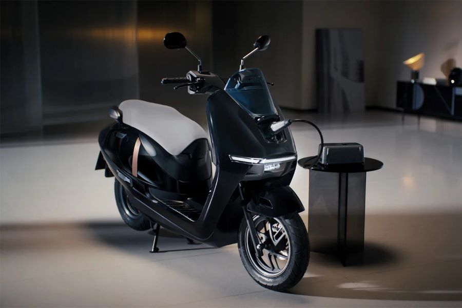 Honda y Yamaha: por qué la batalla eléctrica comienza en Asia Un scooter eléctrico Honda UC3 cargando