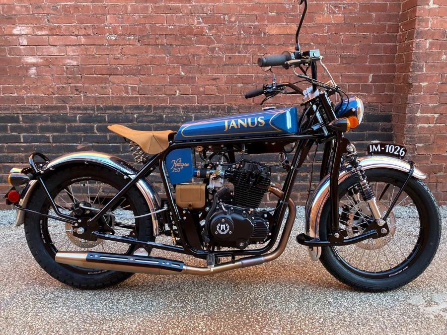 lateral derecho de una moto Janus Halcyon 250 Origin