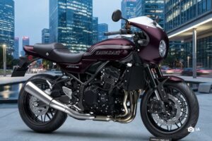 Una Kawasaki Z900 RS café posa delante de una ciudad moderna