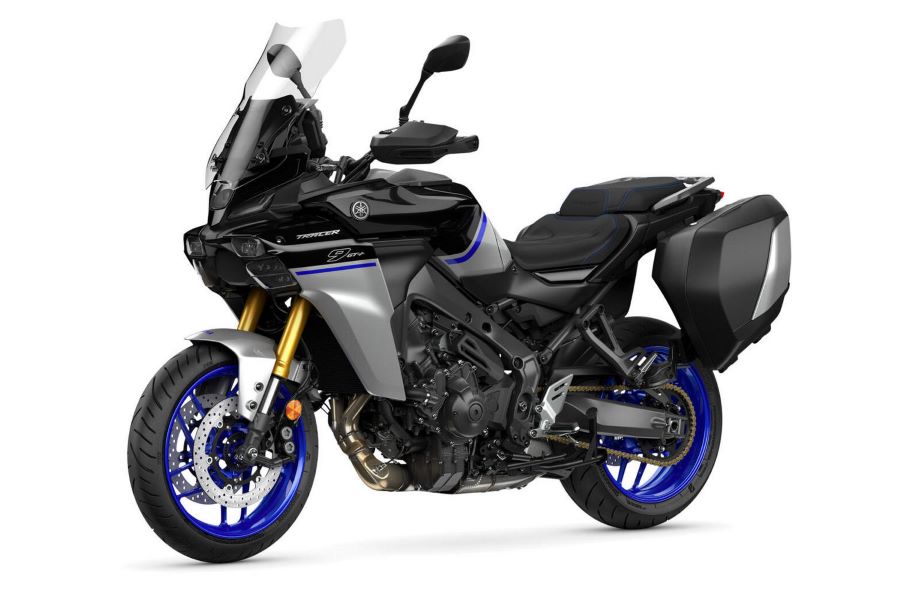 Una Yamaha Racer 9 equipada con maleta lateral keyless