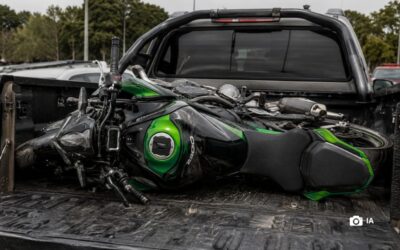 ¿Se puede transportar una moto acostada?