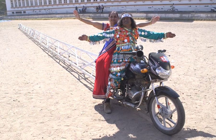 El creador de la moto más larga del mundo y su compañera posan sobre el modelo