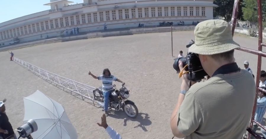 el creador de la moto más larga del mundo es fotografiado desde las alturas