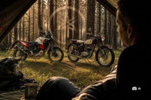 Un hombre mira desde el interior de una carpa dos motos Yamaha en el bosque