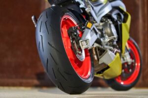 Rueda trasera de una moto calzada con un neumático pirelli Diablo Rosso