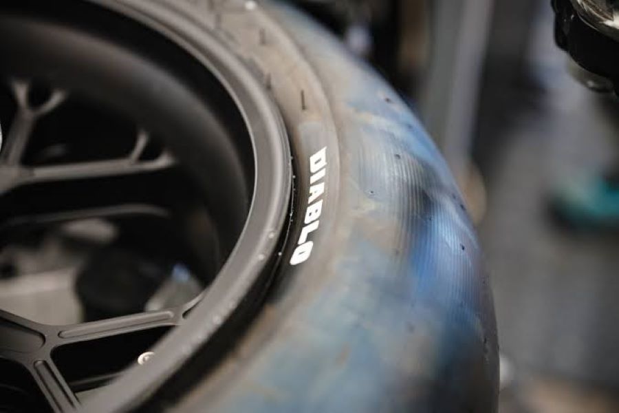 Parte de un neumático Pirelli de competición
