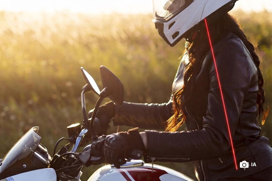Dolores por andar en moto | Guía para identificar causas Una línea recta de color rojo muestra la posición de manejo correcta en una motociclista
