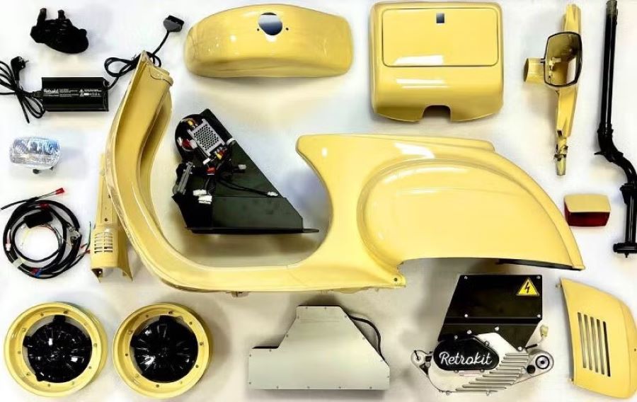 Retrokit convierte cualquier Vespa en eléctrica Una imagen que presenta la carrocería de una Vespa más todas las piezas del kit de conversión Retrokit