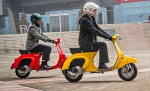 Dos motociclistas se desplazan en sendas Vespa convertidas a eléctricas