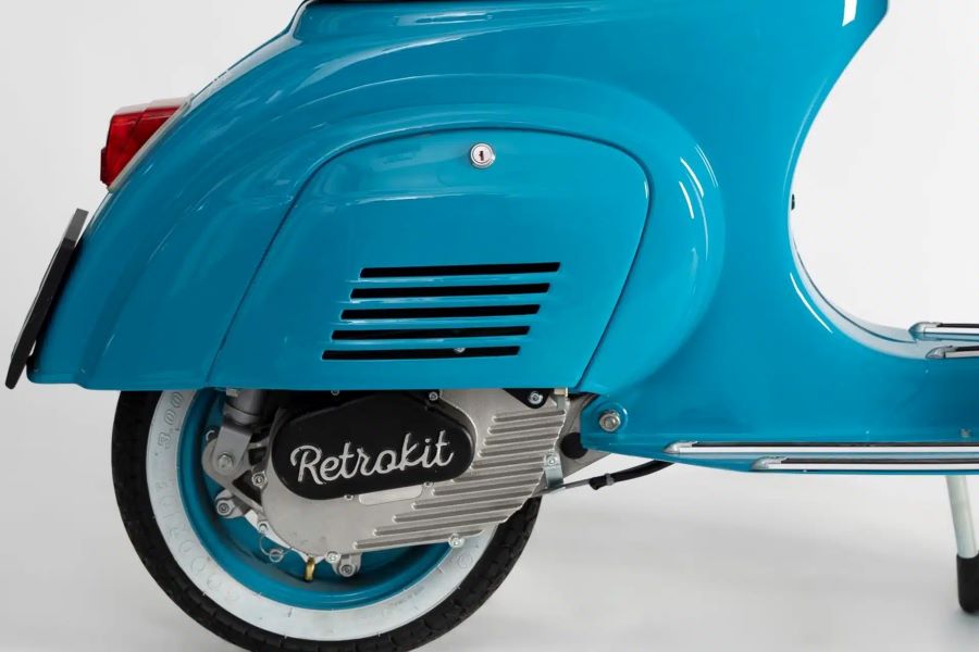 Retrokit convierte cualquier Vespa en eléctrica Rueda trasera de una vespa con el kit de conversión Retrokit instalado
