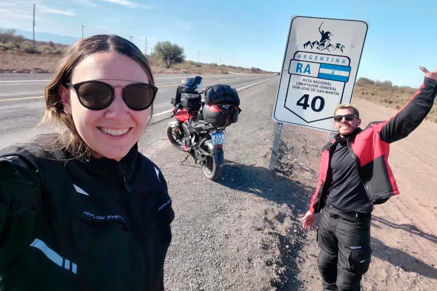Cuánto se tarda en recorrer la Ruta 40 en moto Una pareja se toma una selfie con un cartel vial de la Ruta 40
