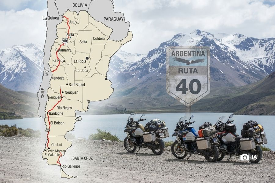 Una motas descansan a un costado de un lago. a la izquierda, un mapa de la Ruta 40.