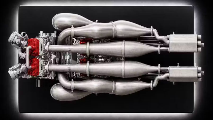 El motor del prototipo Veloce Aperion con los escapes en primer plano