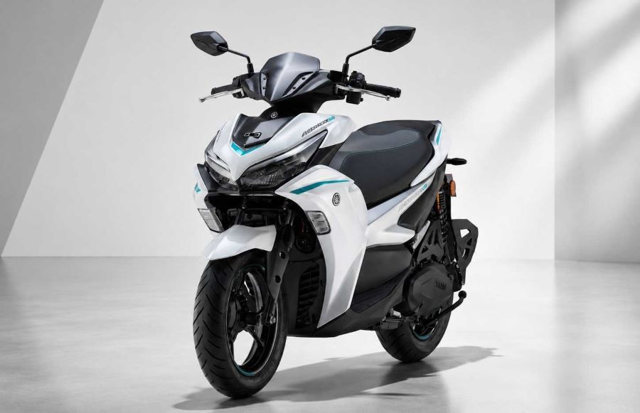 Honda y Yamaha: por qué la batalla eléctrica comienza en Asia Lateral izquierdo en perspectiva de una scooter Yamaha Aerox E