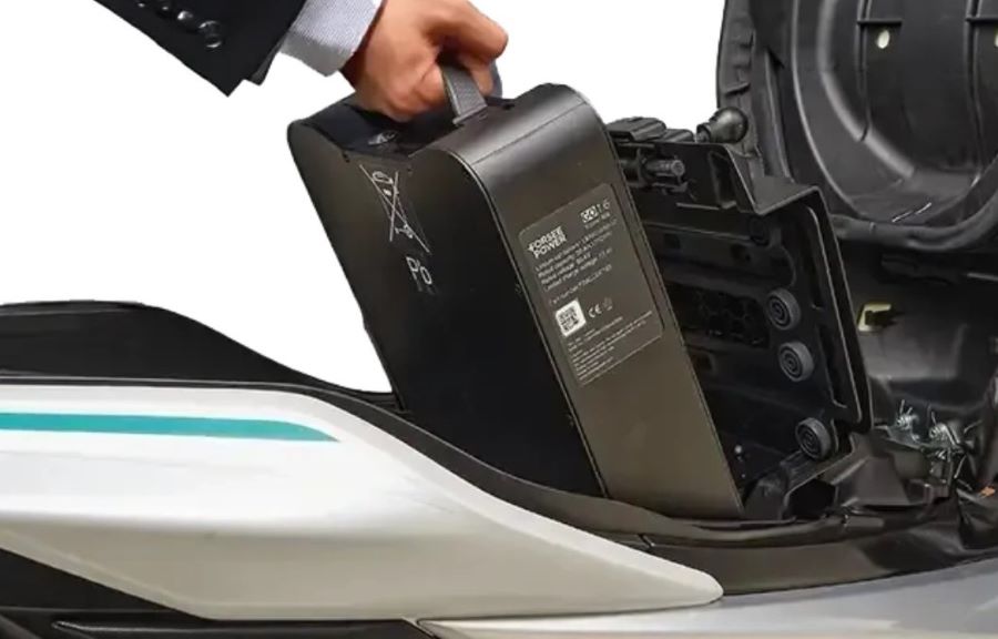 Honda y Yamaha: por qué la batalla eléctrica comienza en Asia Batería extraíble de una scooter Yamaha Aerox E