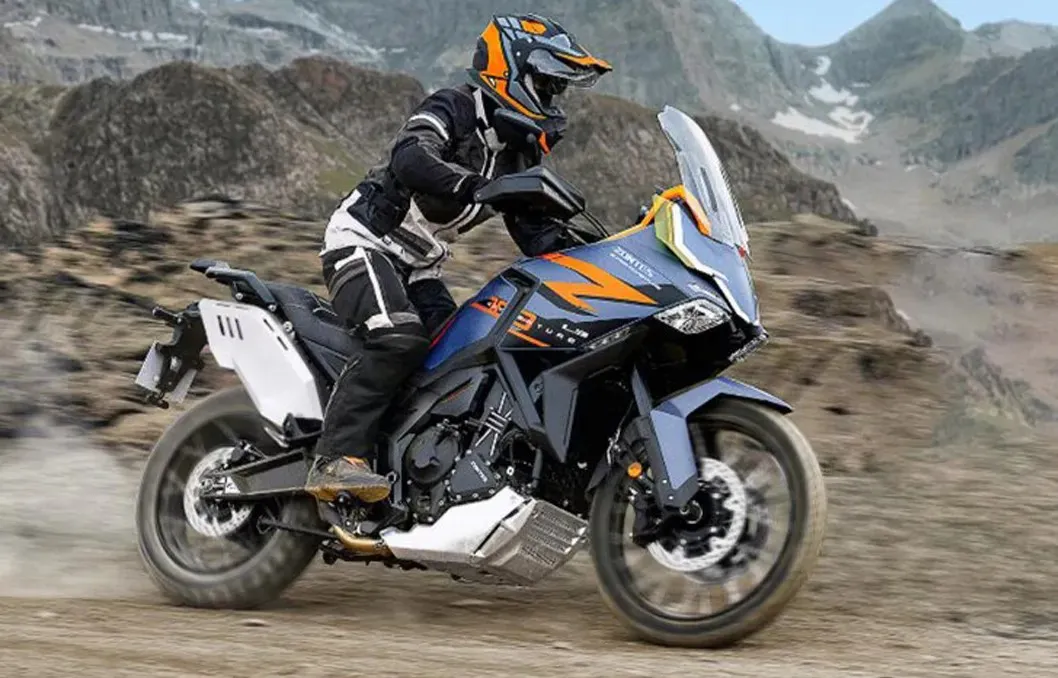 Una moto Zontes ZT703-F en acción