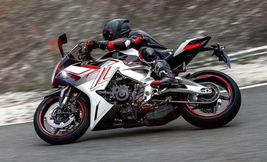 Una moto Zontes 703RR gira a la derecha en una curva