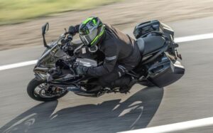 Imagen cenital de una moto Kawasaki Ninja 1100SX 2027 en la ruta